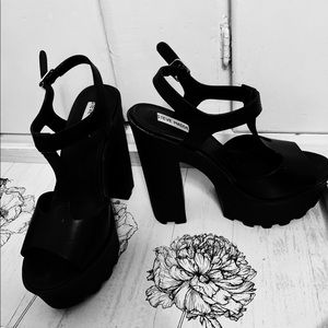 🌈🍀FLASH SALE // Steve Madden Platform Heels